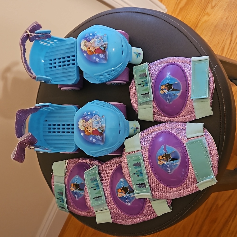 Toddler adjustable roller skates and pads
